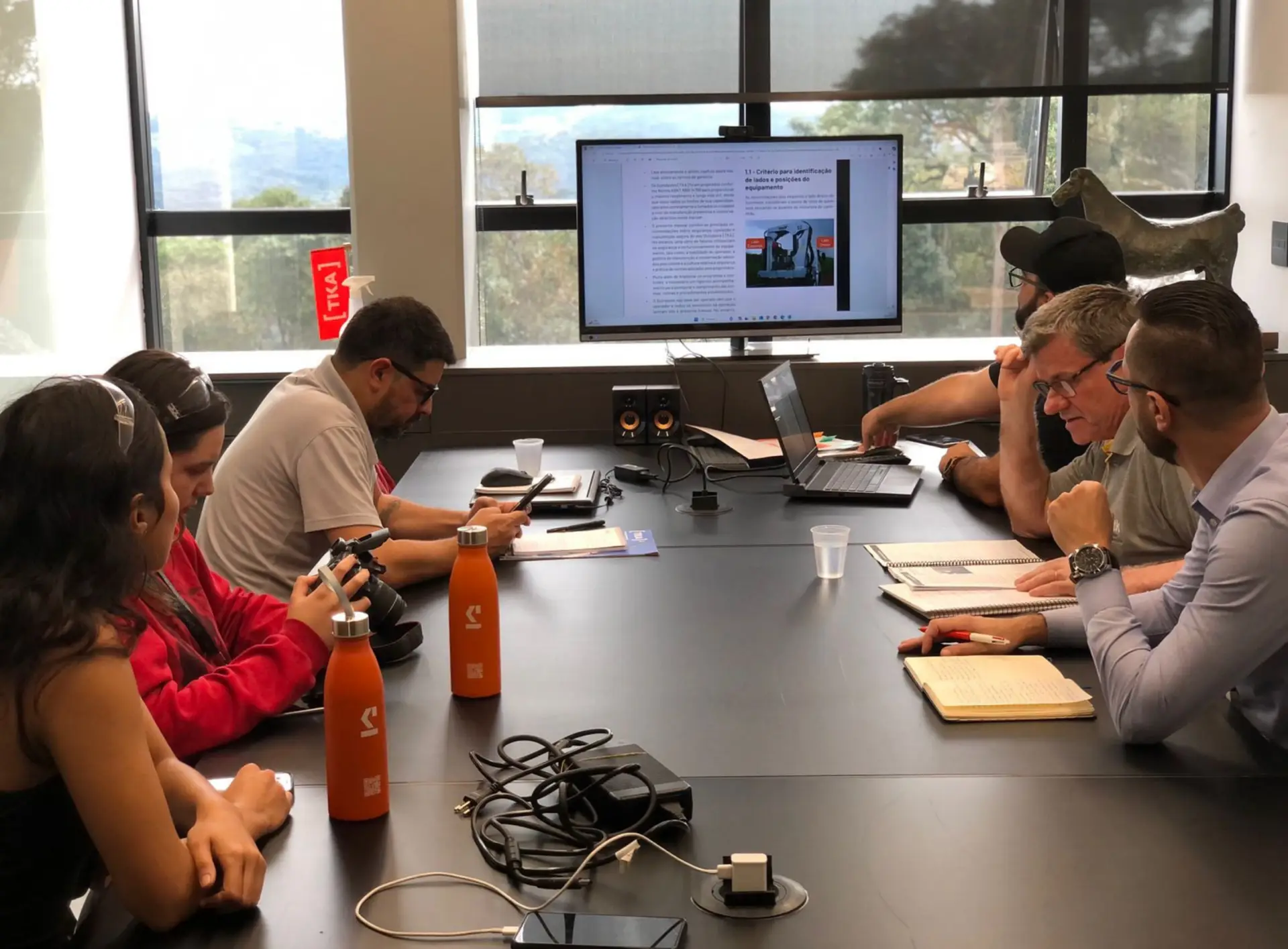 Sala de reunião alinhamento de projeto, redação de manual de operação